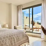 Casa De La Alegria, 3-bedroom House Near Cabopino Beach,