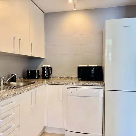 Casa De La Alegria, 3-bedroom House Near Cabopino & Golf, Feriehus