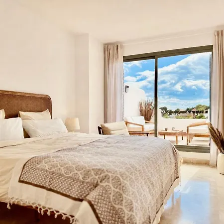 Casa De La Alegria, 3-bedroom House Near Cabopino & Golf, Feriehus