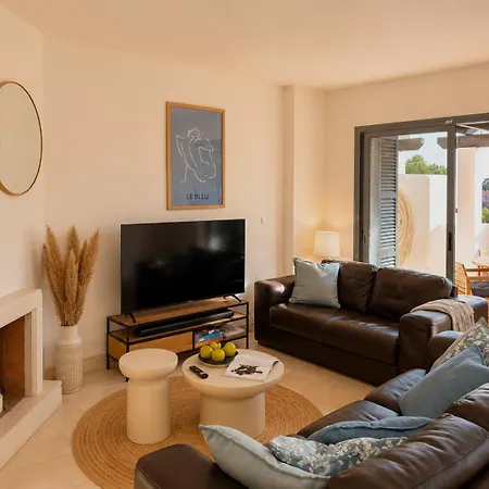 Casa De La Alegria, 3-bedroom House Near Cabopino & Golf, Feriehus Marbella