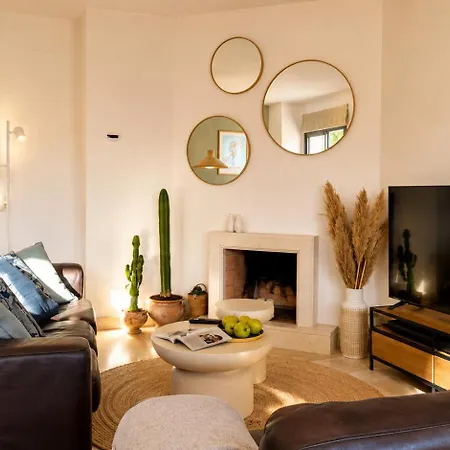 Casa De La Alegria, 3-bedroom House Near Cabopino & Golf, Marbella