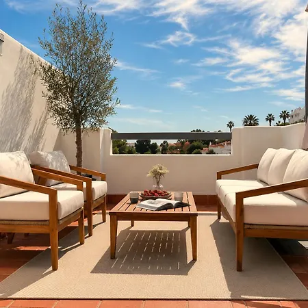 Casa De La Alegria, 3-bedroom House Near Cabopino & Golf, Feriehus