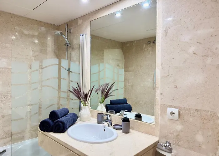 Casa De La Alegria, 3-bedroom House Near Cabopino Beach, Hébergement de vacances Marbellac