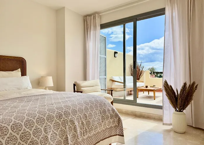 Casa De La Alegria, 3-bedroom House Near Cabopino Beach,