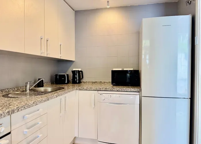 Casa De La Alegria, 3-bedroom House Near Cabopino Beach, Hébergement de vacances