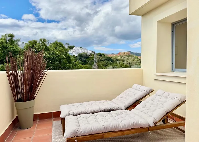 Casa De La Alegria, 3-bedroom House Near Cabopino Beach,