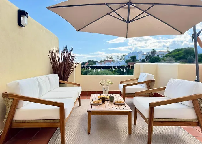 Casa De La Alegria, 3-bedroom House Near Cabopino Beach, Ferienhaus Marbella