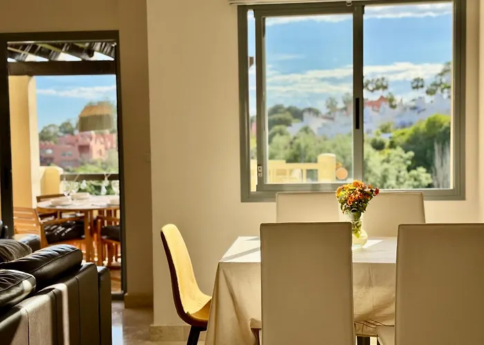 Casa De La Alegria, 3-bedroom House Near Cabopino Beach, Ferienhaus