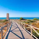 בית נופש Casa De La Alegria, 3-bedroom House Near Cabopino Beach, מארבלה